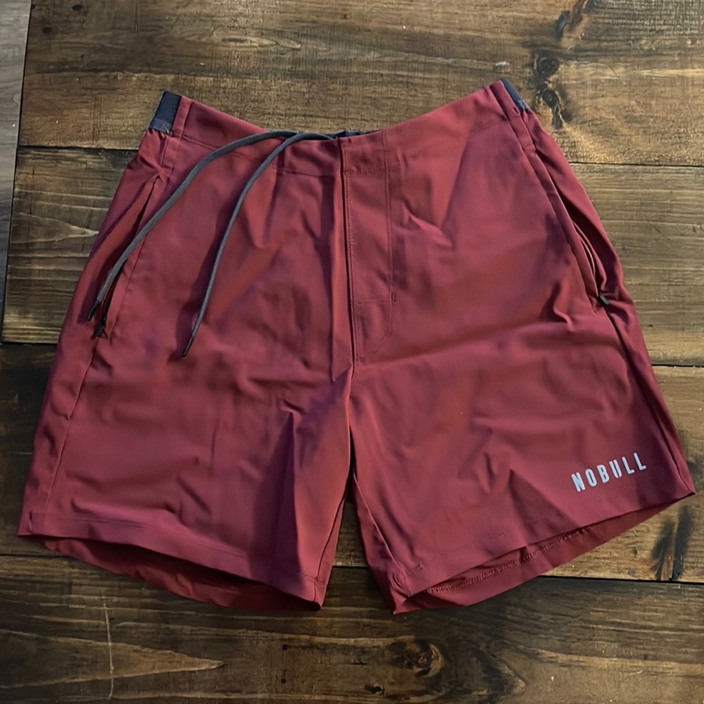 NOBULL MEN'S LIGHTWEIGHT SHORT 7" CABERNET
